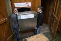 Starosta Ondřej Gros pomáhá Zdeňku Juřicovi při zasouvání babyboxu do montážního otvoru. Starosta Ondřej Gros pomáhá Zdeňku Juřicovi při zasouvání babyboxu do montážního otvoru.
